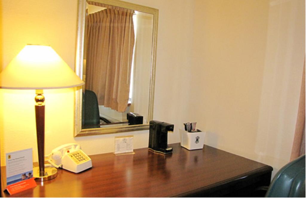 Super 8 By Wyndham Willows Oda fotoğraf