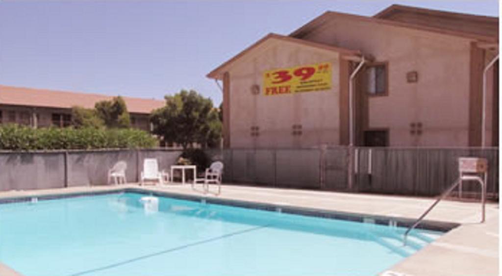 Super 8 By Wyndham Willows Dış mekan fotoğraf